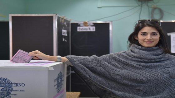 الايطاليون يصوتون في استفتاء على اصلاح دستوري حاسم لرئيس الحكومة