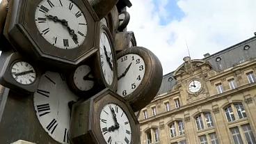 حكومة العثماني تقرر الإبقاء على "الساعة الإضافية" .. وتغيير وقت الإلتحاق بالمدارس والإدارات
