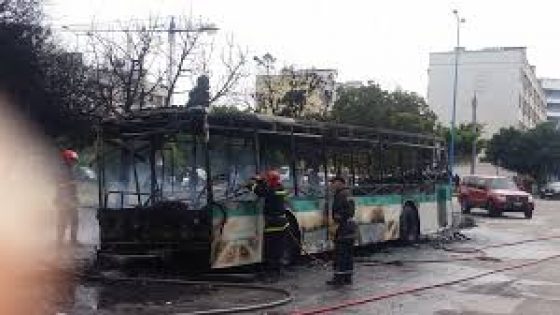 الدارالبيضاء.. النيران تأكل حافلة تابعة لمدينة بيس