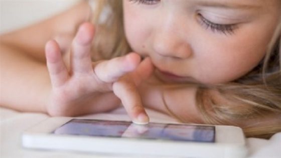 شاشات الأجهزة الإلكترونية تهدد نظر طفلك