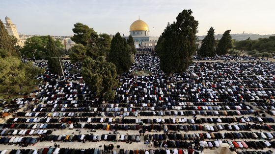 أدى عشرات الآلاف من الفلسطينيين، صلاة عيد الفطر في المسجد الأقصى، بمدينة القدس الشرقية. ( Mostafa Alkharouf - وكالة الأناضول )