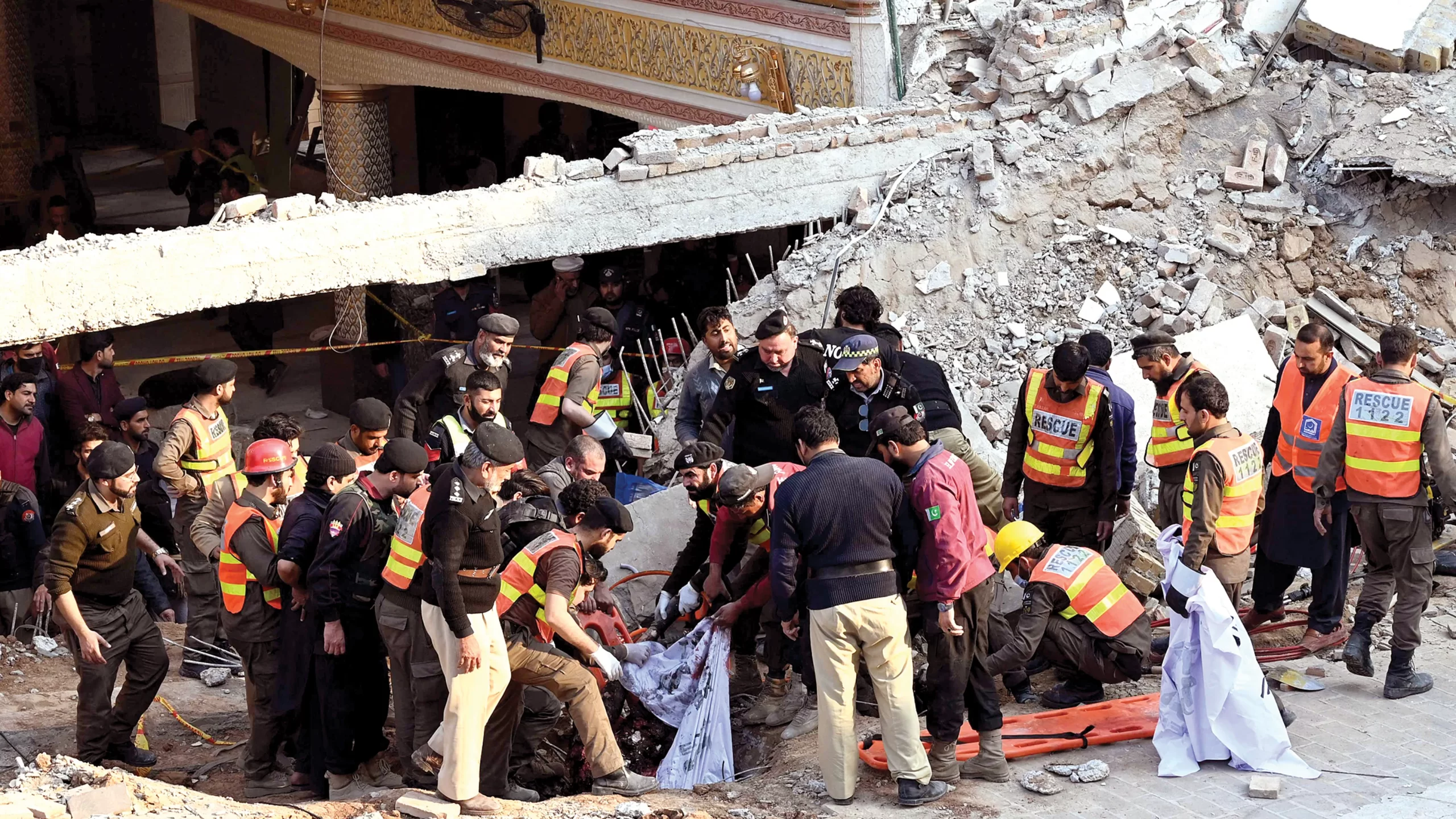 مقتل 32 بانفجار داخل مسجد في بيشاور وطالبان باكستان تعلن مسؤوليتها