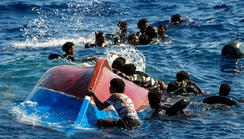 فقدان عشرات المهاجرين في المتوسط بعد انقلاب قاربهم